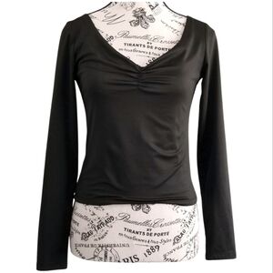 Black Top With V Neck And Ruched